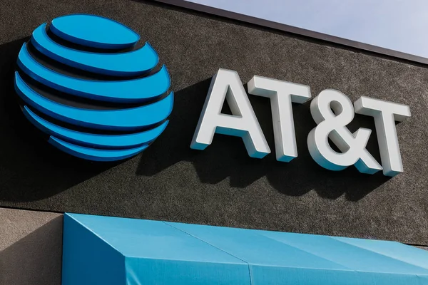St. Marys - Circa abril 2019: AT & T Retail teléfono celular y tienda de movilidad. AT & T concluyó su fusión con WarnerMedia y ahora controla HBO y CNN VII — Foto de Stock
