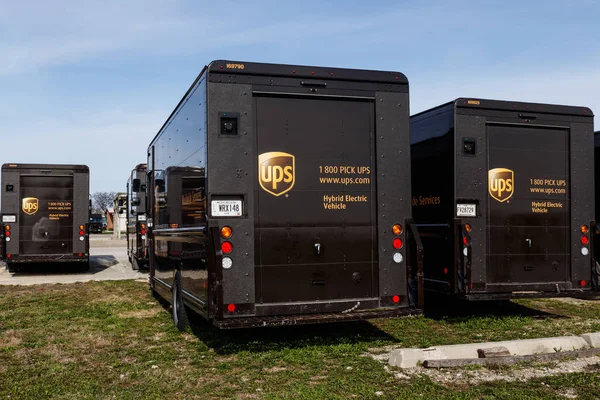 Celina - Circa abril 2019: Vehículos eléctricos híbridos United Parcel Service. UPS es la empresa de entrega de paquetes más grande del mundo III —  Fotos de Stock