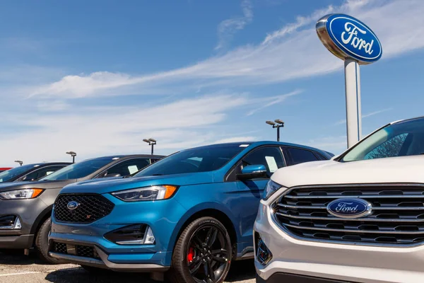 Noblesville - Circa aprile 2019: Ford Car and Truck Dealership. Ford vende prodotti con i marchi Lincoln e Motorcraft — Foto Stock