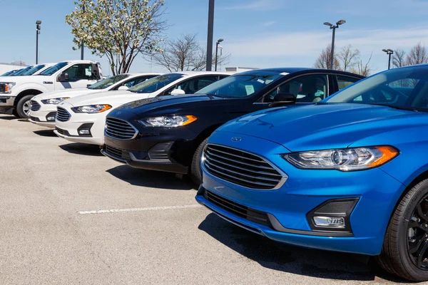 Νόμπλσβιλ-περίπου 2019 Απριλίου: Ford αυτοκινήτων και φορτηγών αντιπροσωπεία. Η Ford πωλεί προϊόντα στο πλαίσιο των εμπορικών σημάτων Λίνκολν και μηχανοκίνητα σκάφη — Φωτογραφία Αρχείου