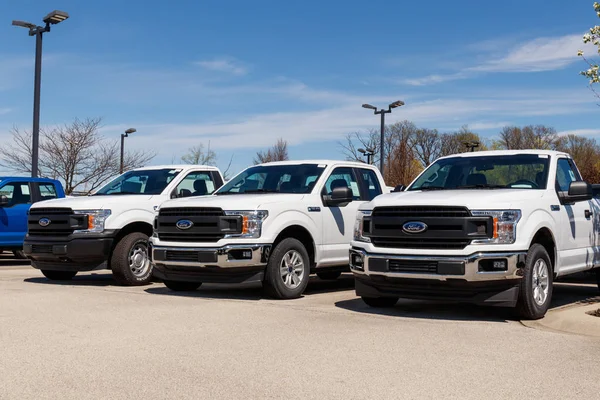 Noblesville-circa april 2019: F150 display på en Ford bil och lastbil återförsäljare. Ford säljer produkter under varumärkena Lincoln och motor Craft — Stockfoto