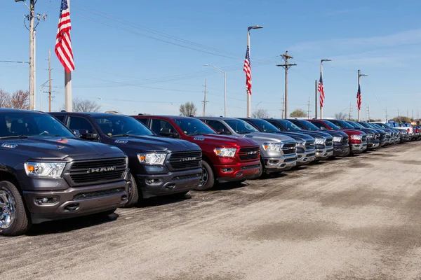Noblesville-circa april 2019: ram 1500 på displayen på en Chrysler ram återförsäljarfartyg. Dotterbolagen till FCA är Chrysler, Dodge, jeep och ram III — Stockfoto