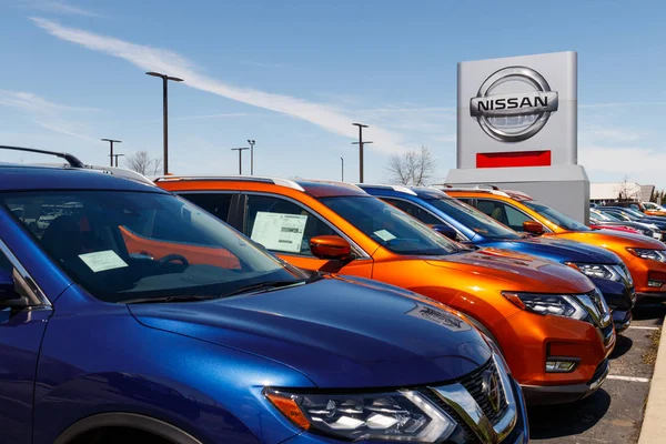 Pescadores - Circa abril 2019: Novos veículos em um carro Nissan e SUV Dealership. Nissan faz parte da Renault Nissan Alliance II — Fotografia de Stock