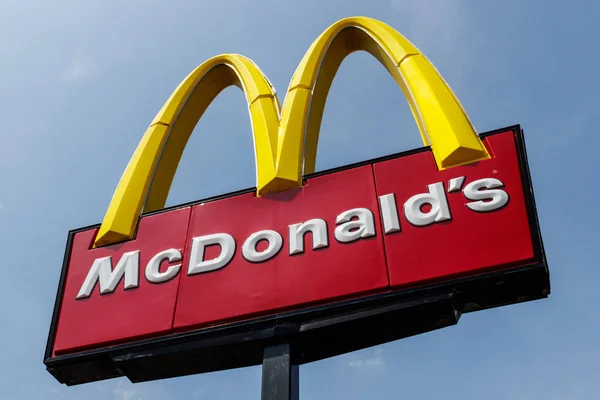 Tipton - Circa maio 2019: McDonald 's Restaurant Location. McDonald 's não fará mais lobby contra aumentos salariais mínimos VI — Fotografia de Stock