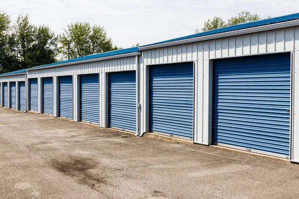 Almacenamiento automático numerado y unidades de garaje de almacenamiento mini — Foto de Stock