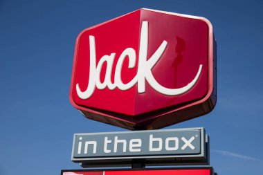 Indianapolis - Mayıs 2019 civarı: Jack in the Box Fast Food Restaurant. Jack in the Box, asgari ücret yükümlülükleri arttıkça iş ilanlarını azaltıyor.