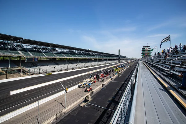 Indianapolis - Sekitar Mei 2019: Pagoda dan frontstretch di Indianapolis Motor Speedway. IMS Persiapan untuk Indy 500 IX — Stok Foto