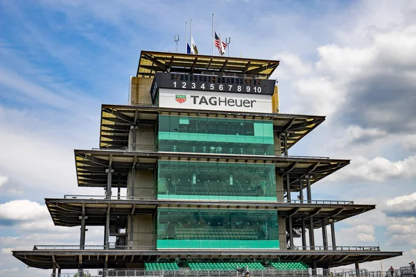 Indianápolis - Circa mayo 2019: La pagoda en Indianápolis Motor Speedway. IMS se prepara para el Indy 500 XIV —  Fotos de Stock