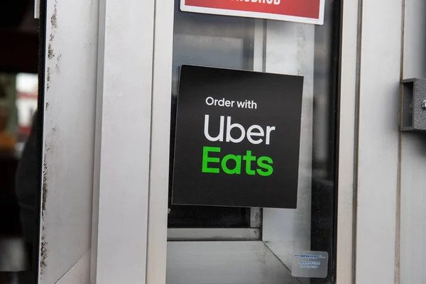 Indianapolis - Circa Mei 2019: Lencana Uber Eats di jendela restoran. Uber Eats menawarkan untuk mengambil kiriman makanan. — Stok Foto