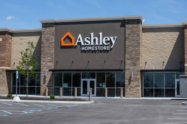 Whitestown - Mayıs 2019: Ashley Mobilya Mağazası Perakende Konumu. Ashley Homestore, Kuzey Amerika 'daki en büyük ev mobilyası perakendecisi.