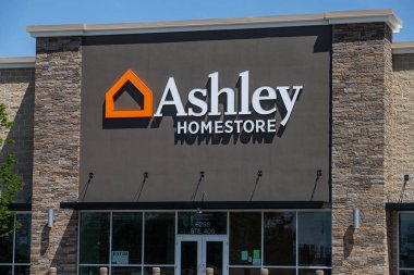 Whitestown - Mayıs 2019: Ashley Mobilya Mağazası Perakende Konumu. Ashley Homestore Kuzey Amerika 'daki en büyük ev mobilyası perakendecisi.