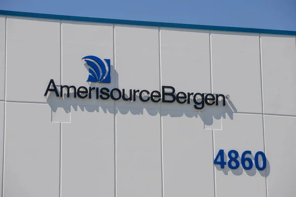Whitestown - Circa mayo 2019: AmerisourceBergen Pharmaceutical Distribution Center. Walgreens (WBA) posee una participación del 26 por ciento en AmerisourceBergen I — Foto de Stock