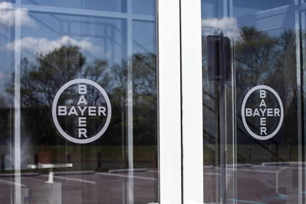 Weißestadt - ca. Mai 2019: bayer ag logo. Bayer ist nach der Übernahme von Monsanto für seine Glyphosat-Klagen verantwortlich. — Stockfoto