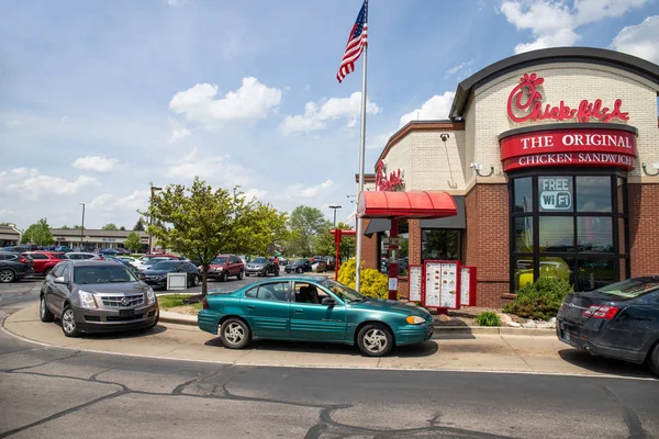 Indianapolis-circa květen 2019: Chick-fil-kuřecí restaurace. Navzdory pokračujícím sporům je Chick-fil-A divoce populární. — Stock fotografie