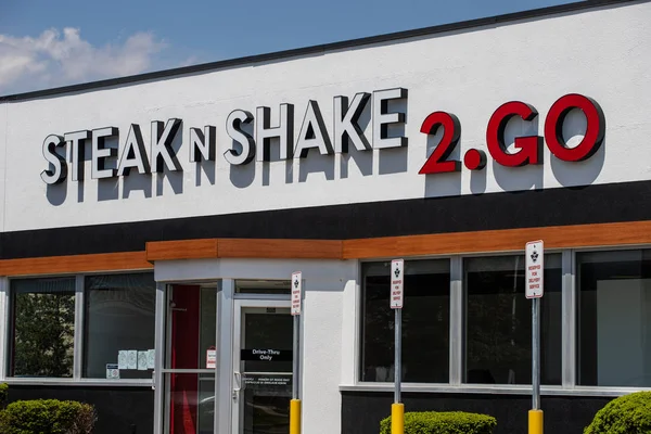 Indianápolis - Circa Mayo 2019: Steak n Shake 2. Steak n Shake está abriendo Drive Thru Solo restaurantes I — Foto de Stock