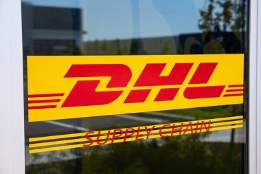 Whitestown - Mayıs 2019: Dhl Tedarik Zinciri konumu. DHL, Amerika 'da 63 adet elektrik dağıtım aracından oluşan yeni bir filo kuruyor. Ben...