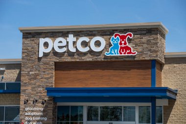 Whitestown - Mayıs 2019: Petco Hayvan Malzemeleri Bölümü. Petco US I 'de 1300' den fazla yer işletiyor.