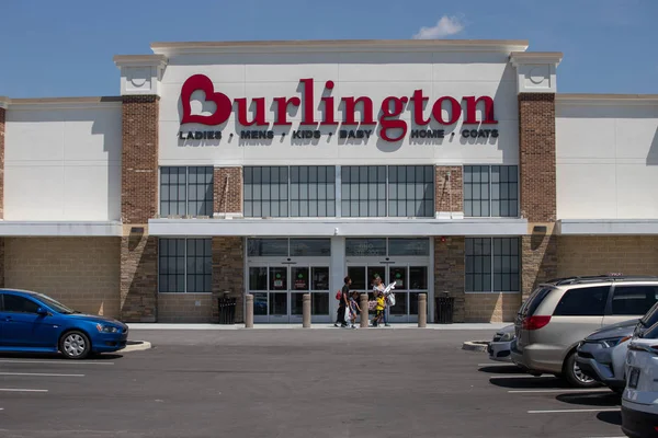 Whitestown - Circa Maj 2019: Burlington Coat Factory Plats. Burlington är en amerikansk grossist I — Stockfoto