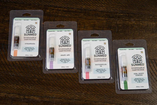 Indianapolis-circa mei 2019: diverse CBD olie Vape producten. De populariteit van CBD-olie als geneesmiddel is omhooggeslagen. — Stockfoto