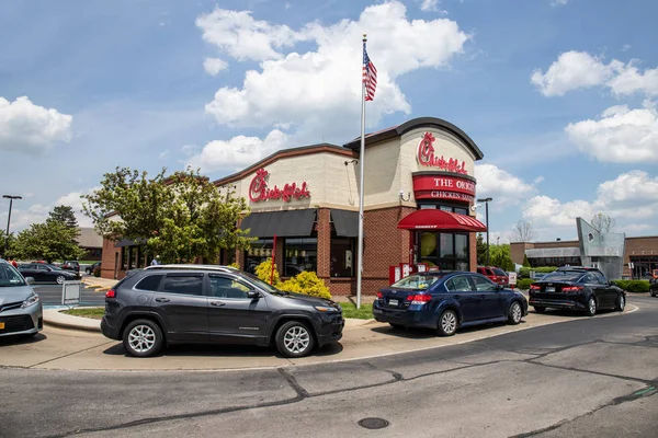 Indianapolis - Circa maggio 2019: Chick-fil-A chicken restaurant. Nonostante la controversia in corso, Chick-fil-A è selvaggiamente popolare II — Foto Stock