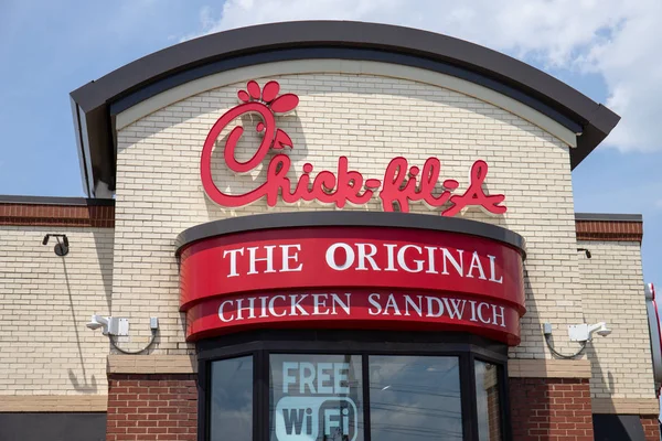 Indianapolis - Mayıs 2019 civarı: Chick-fil-A tavuk restoranı. Devam eden tartışmalara rağmen, Chick-fil-A çılgınca popüler Iii — Stok fotoğraf