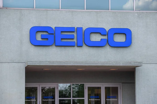 Indianápolis - Circa mayo 2019: GEICO Insurance Office. GEICO es una subsidiaria de Berkshire Hathaway I — Foto de Stock