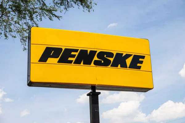 Indianapolis-circa maj 2019: Penske Truck leasing plats. Penske hyr lastbilar, äger Racing Team och auto återförsäljare I — Stockfoto