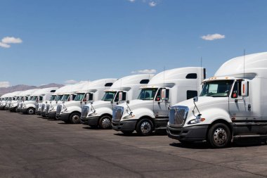 Las Vegas-Circa Haziran 2019: Uluslararası yarı traktör römork kamyon Satılık sıralı. Uluslararası Navistar II ait