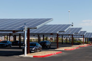 Las Vegas-Circa Haziran 2019: bir otoparkta Solar Termal düz paneller. Şirketler karbon ayak izini azaltmak için yenilenebilir enerji kaynaklarını yüklüyor