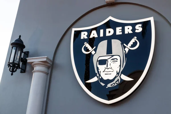 Лас-Вегас - июнь 2019 года: логотип Raiders в новом центре предварительного просмотра. Рейдеры начнут играть на стадионе Лас-Вегаса в 2020 году. — стоковое фото