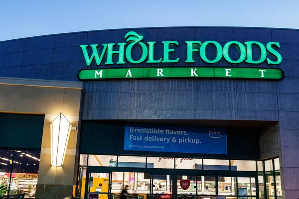 Las Vegas - Circa junio 2019: Whole Foods Market. A pesar del empuje de Amazon por los recortes de precios en Whole Foods, la cadena sigue siendo el tendero de precios más altos II — Foto de Stock