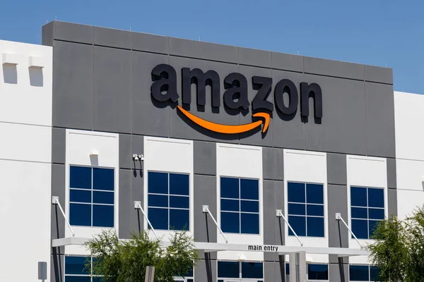 Las Vegas - Circa junio 2019: Amazon.com Fulfillment Center. Amazon es el mayor minorista basado en Internet en los Estados Unidos — Foto de Stock
