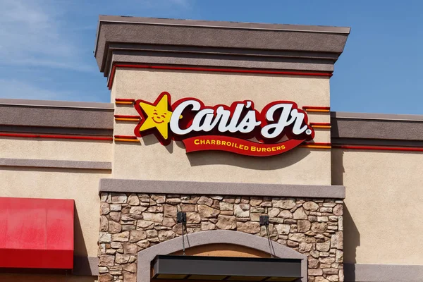 Las Vegas - Circa junio 2019: Carl 's Jr. Retail Location. Hardee 's y Carl' s Jr. son filiales de CKE Restaurants II —  Fotos de Stock