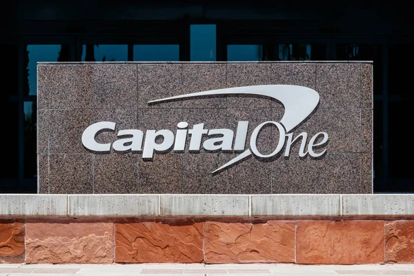 Summerlin - Circa June 2019: Capital One Financial Call center. Capital One este o companie holding bancară specializată în carduri de credit și împrumuturi III — Fotografie, imagine de stoc