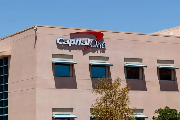 Summerlin - Circa Junio 2019: Capital One Financial Call center. Capital One es un holding bancario especializado en tarjetas de crédito y préstamos II — Foto de Stock