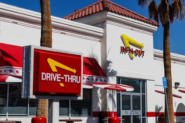 Las Vegas-Circa czerwiec 2019: in-N-Out Burger Fast food lokalizacja. In-N-out jest niezwykle popularny w południowo-zachodniej USA II — Zdjęcie stockowe