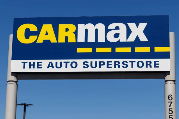 Las Vegas-Circa június 2019: Carmax Auto márkakereskedések. Carmax a legnagyobb használt és a pre-tulajdonú autó kiskereskedő az USA-ban III — Stock Fotó