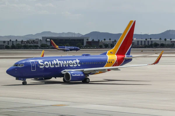 Las Vegas - Etwa im Juni 2019: Südwest-Fluggesellschaften mit 737-Maschinen bereiten sich auf den Abflug vor. Südwesten ist größter Billigflieger der Welt — Stockfoto