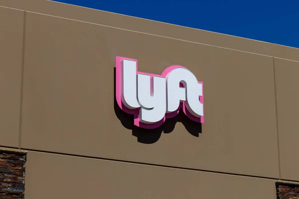 Las Vegas-Circa Haziran 2019: Lyft Las Vegas hub. Lyft ve Uber bir akıllı telefon uygulaması ile birçok taksi taksiler değiştirildi IV — Stok fotoğraf