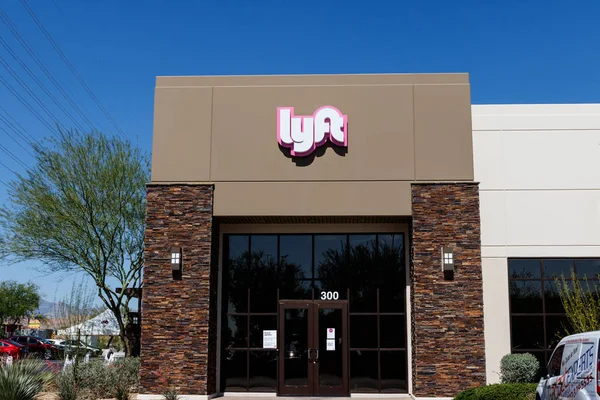 Las Vegas - Circa Juni 2019: Lyft Las Vegas Hub. Lyft dan Uber telah mengganti banyak taksi dengan aplikasi telepon pintar V. — Stok Foto