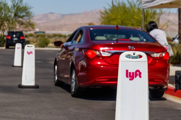 Las Vegas-Circa Haziran 2019: Lyft Las Vegas hub. Lyft ve Uber bir akıllı telefon uygulaması vii ile birçok taksi taksiler yerini aldı — Stok fotoğraf