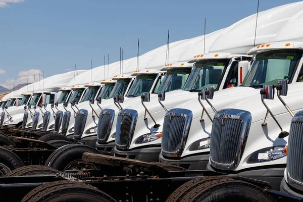 라스베이거스 - 2019년 6월 경: 국제 세미 트랙터 트레일러 트럭이 판매용으로 줄지어 섰습니다. 인터내셔널은 나비스타 Iii가 소유하고 있습니다. — 스톡 사진