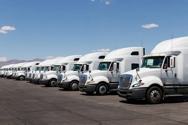 Las Vegas-circa juni 2019: internationale semi trekker trailer Trucks opgesteld voor de verkoop. International is eigendom van Navistar II — Stockfoto