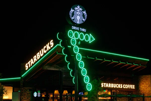 Las Vegas - Circa junio 2019: Starbucks Retail Coffee Store. Starbucks sirve café y especias de calabaza Lattes I —  Fotos de Stock