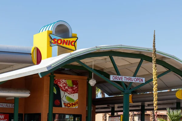 Las Vegas - Circa giugno 2019: Sonic Drive-In Fast Food Location. Sonic è una catena I del ristorante drive-in — Foto Stock