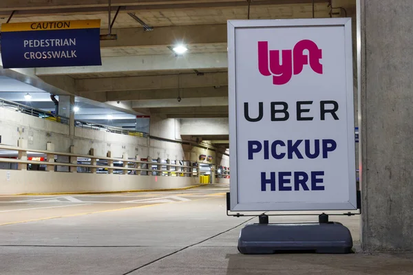 Indianapolis - Circa Juni 2019: Tempat penjemputan Lyft dan Uber di bandara. Lift dan Uber berbagi perjalanan telah menggantikan banyak taksi taksi untuk transportasi I — Stok Foto