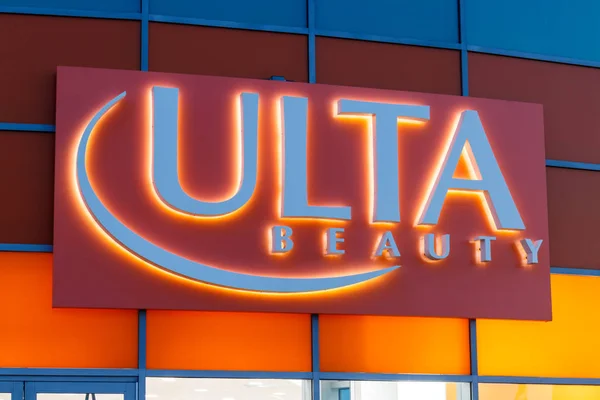 Las Vegas - Circa junio 2019: Ulta Salon, Cosmetics and Fragrance Retail Location. Ulta ofrece productos de belleza y un salón I — Foto de Stock