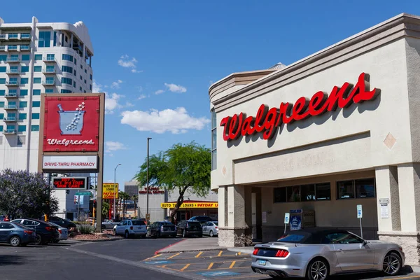 Las Vegas - Circa giugno 2019: Walgreens Retail Location. Walgreens ha firmato partnership per collaborare ai servizi sanitari in negozio VI — Foto Stock