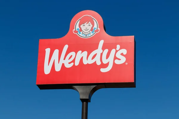 Las Vegas - Circa June 2019: Wendy 's Retail Location. Wendy 's is an International Fast Food Restaurant Chain I — стоковое фото
