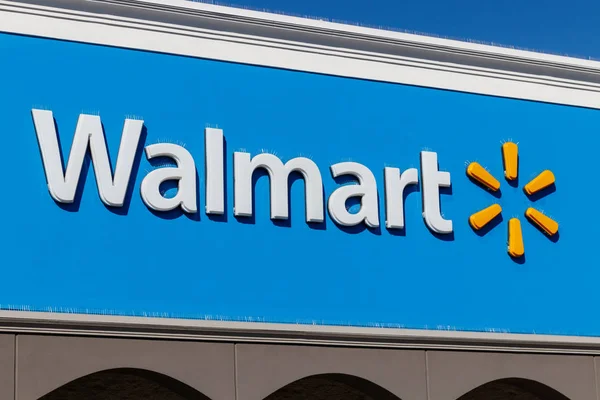 Las Vegas - Circa junho 2019: Walmart Retail Location. Walmart está impulsionando sua presença na internet e no comércio eletrônico para acompanhar os concorrentes IX — Fotografia de Stock